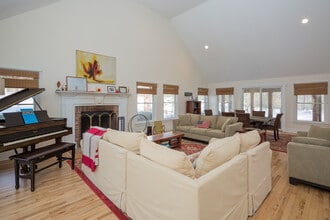 19 Grape Arbor Ln in East Hampton, NY - Building Photo - Building Photo