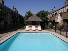 Villa West Apartments