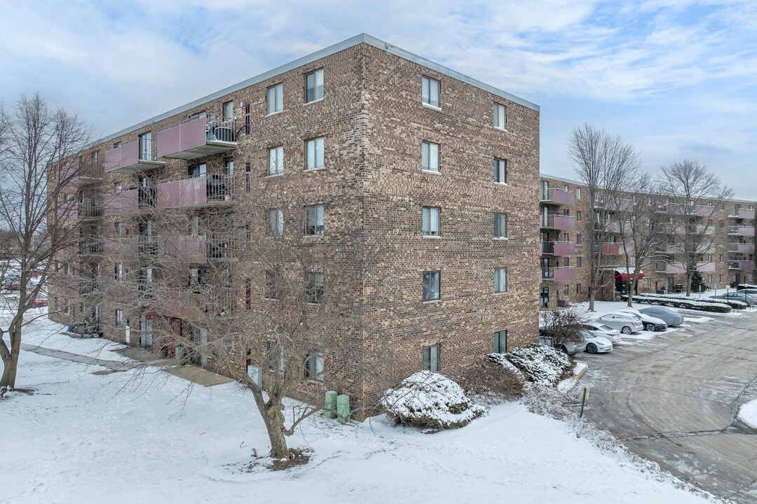 Country Lane Park Condominiums in Schaumburg, IL - Building Photo