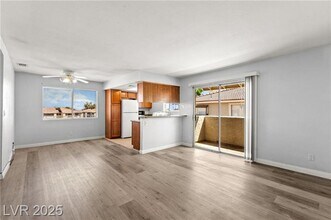 7300 W Pirates Cove Rd in Las Vegas, NV - Foto de edificio - Building Photo