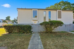 293 Country Club Dr in Jonesboro, GA - Building Photo