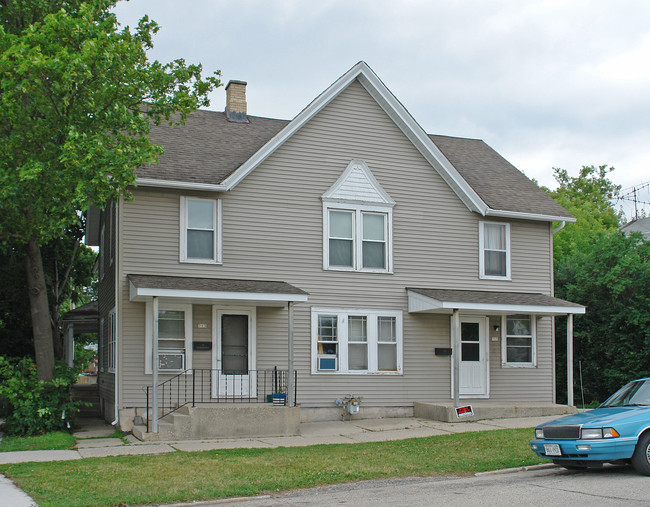 713-715 Cedar St in West Bend, WI - Foto de edificio - Building Photo