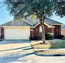 1205 Oakridge Dr in Euless, TX - Building Photo