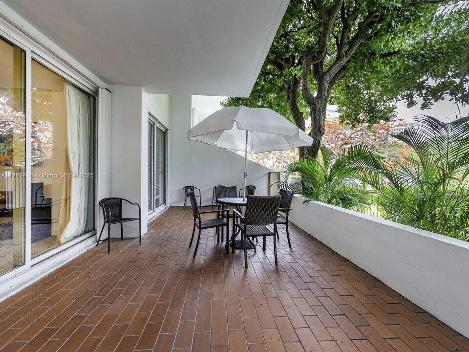 155 Ocean Lane Dr, Unit 107 in Key Biscayne, FL - Foto de edificio