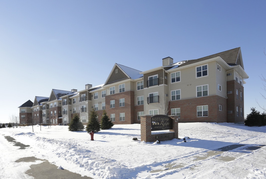 Bottineau Ridge in Maple Grove, MN - Foto de edificio