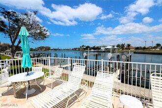 270 N Collier Blvd in Marco Island, FL - Foto de edificio - Building Photo