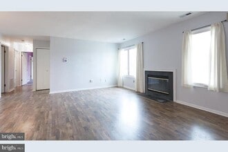 5 Michele Ct in Levittown, PA - Foto de edificio - Building Photo