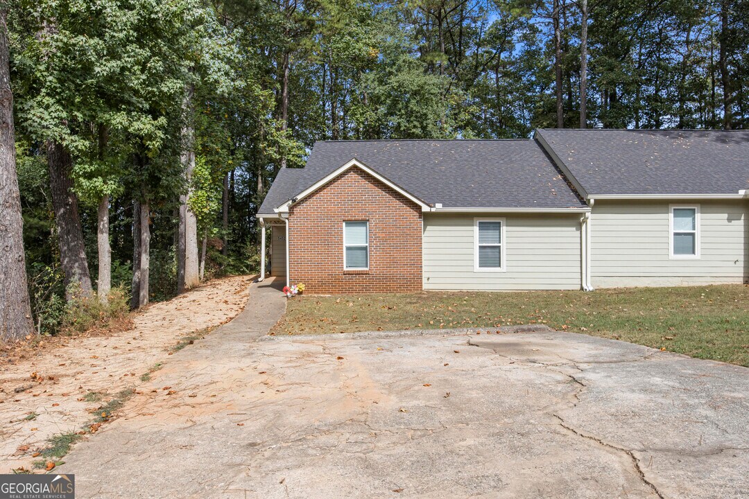 5452 Glen Haven Dr in Atlanta, GA - Building Photo
