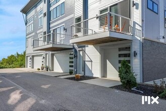 627 Fairview Ave NE in Grand Rapids, MI - Building Photo - Building Photo