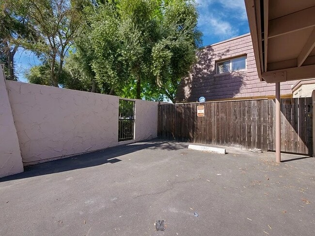 5901 Casa Alegre in Carmichael, CA - Building Photo - Building Photo