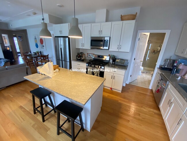 81 Newton St in Somerville, MA - Foto de edificio - Building Photo