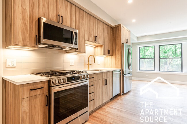 2457 W Logan Blvd, Unit 3 in Chicago, IL - Building Photo - Building Photo