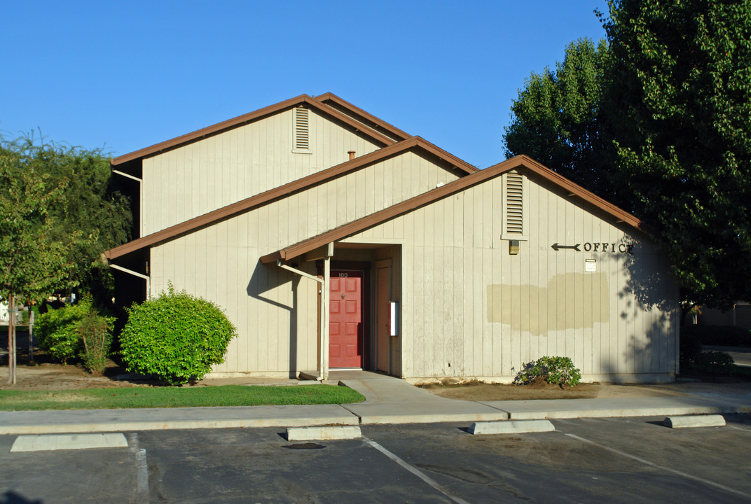 Huntlee House Apartments in Selma, CA - Building Photo