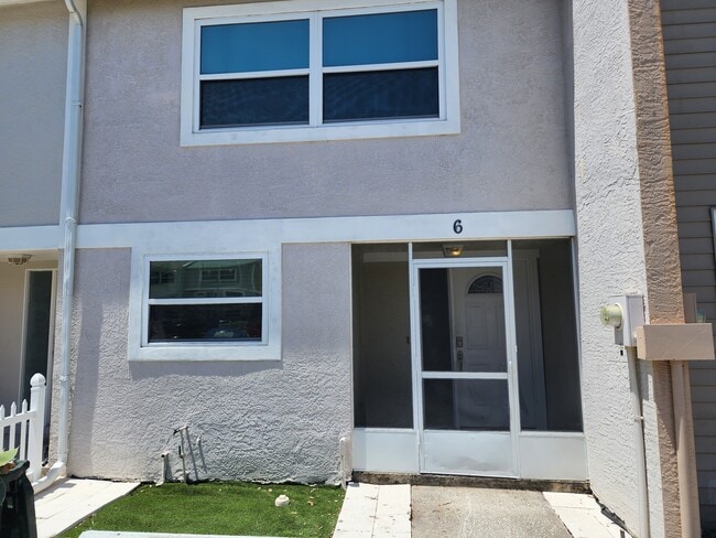 2751 S Pines Dr in Largo, FL - Building Photo - Building Photo