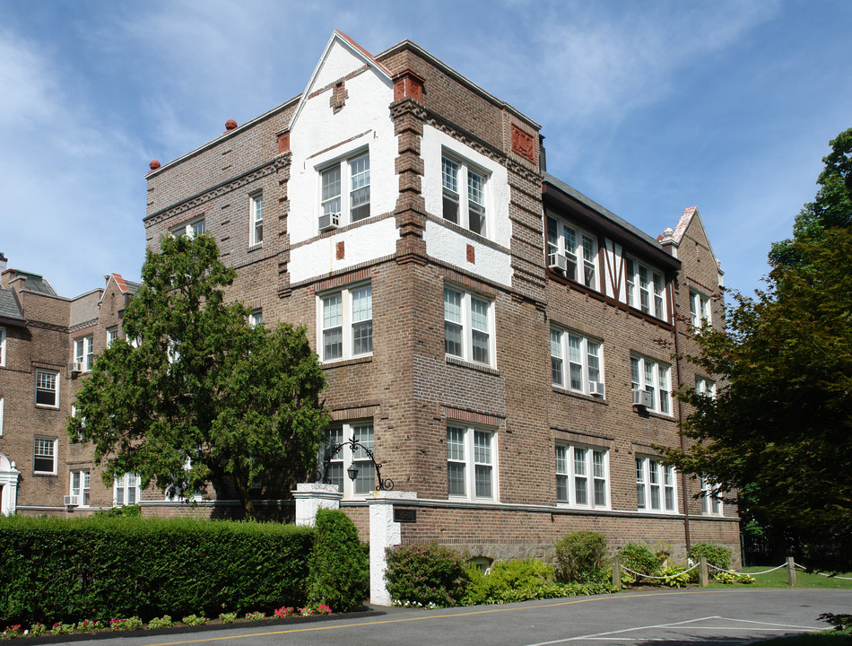 81-87 N Broadway in White Plains, NY - Building Photo