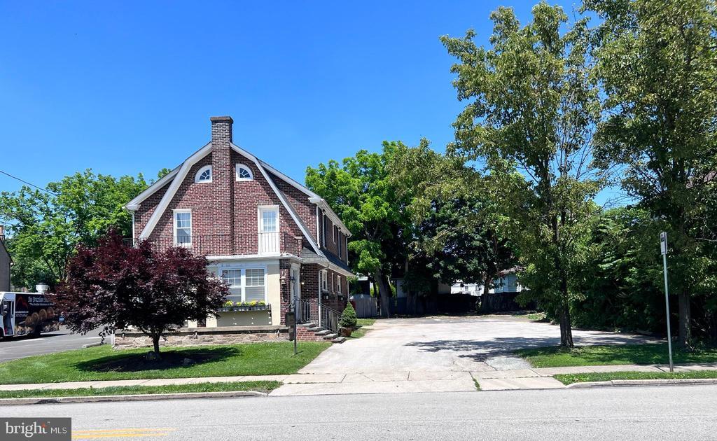 6 Montgomery Ave in Glenside, PA - Building Photo