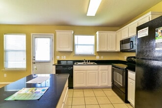 4002 Hollow Cove Ln in Richmond, TX - Foto de edificio - Building Photo