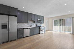 Bentley Woodland in Los Angeles, CA - Building Photo - Building Photo