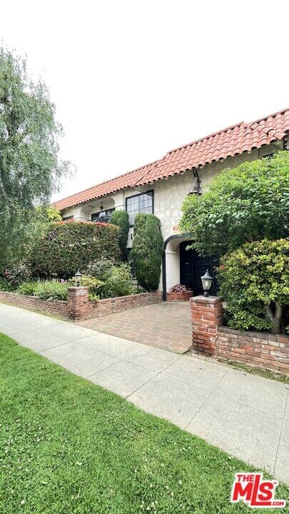 11806 Gorham Ave in Los Angeles, CA - Building Photo