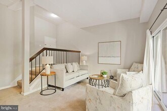 106 Roberts Ln in Alexandria, VA - Building Photo - Building Photo