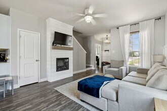 9425 Waterman Dr in Aubrey, TX - Foto de edificio - Building Photo