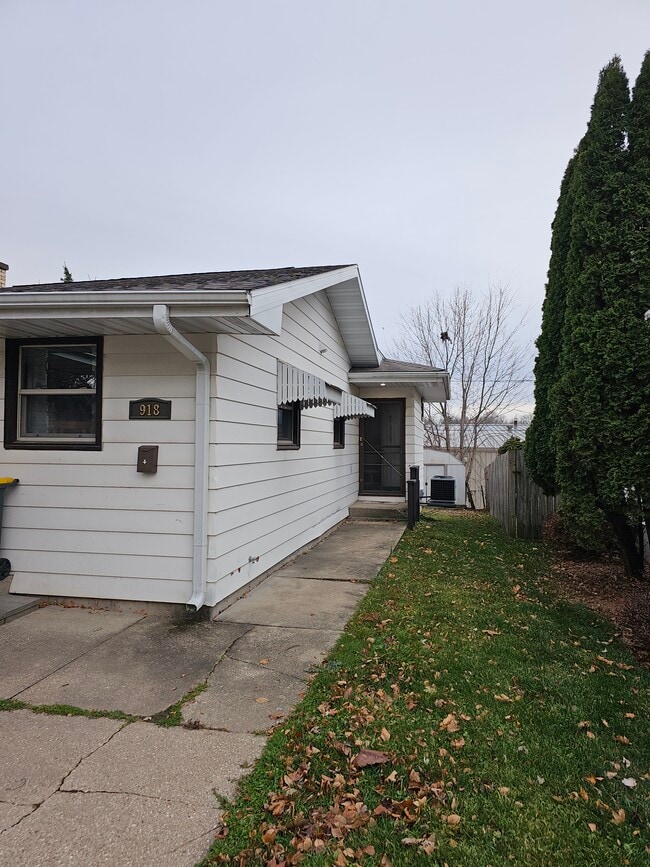 918 12th St in Monroe, WI - Building Photo - Building Photo
