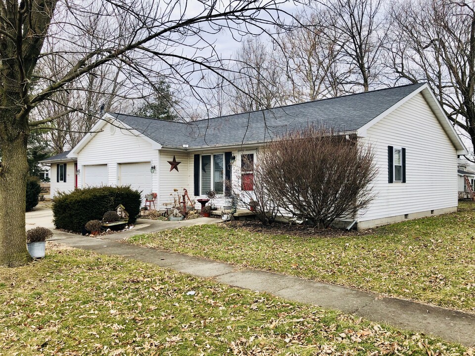 301 E Main St in Ogden, IL - Building Photo