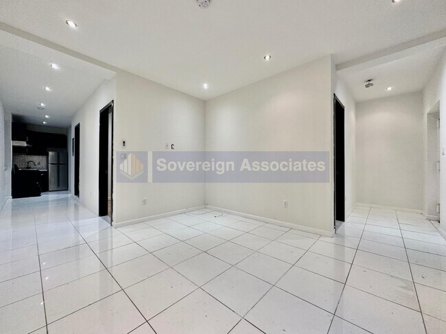 320 Manhattan Ave in New York, NY - Building Photo - Building Photo