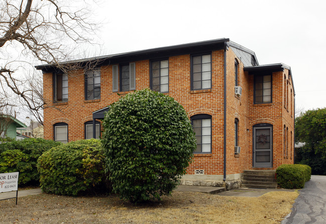 303 E Melrose Pl in San Antonio, TX - Foto de edificio - Building Photo