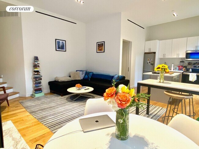 20 Commerce St in New York, NY - Building Photo - Building Photo