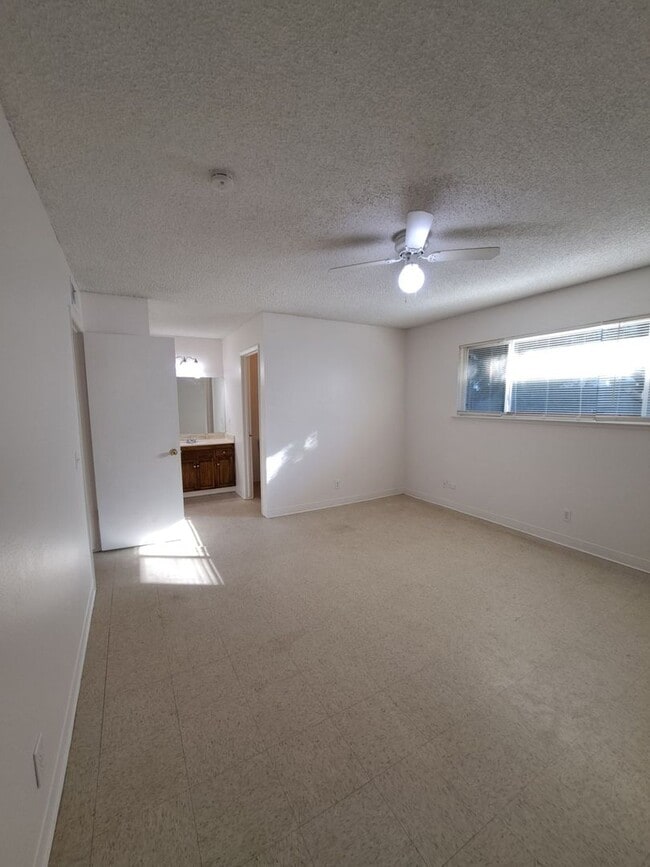 4864 E University Ave in Fresno, CA - Building Photo - Building Photo