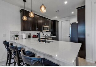 7580 Carnegie Way in Naples, FL - Building Photo - Building Photo