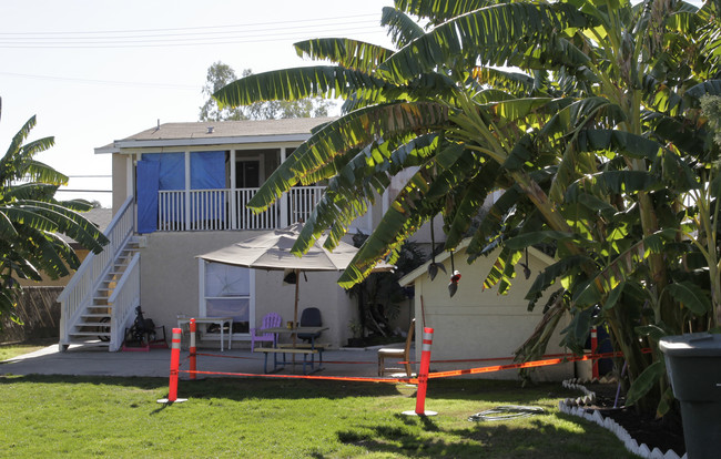 704 E Erna Ave in La Habra, CA - Foto de edificio - Building Photo