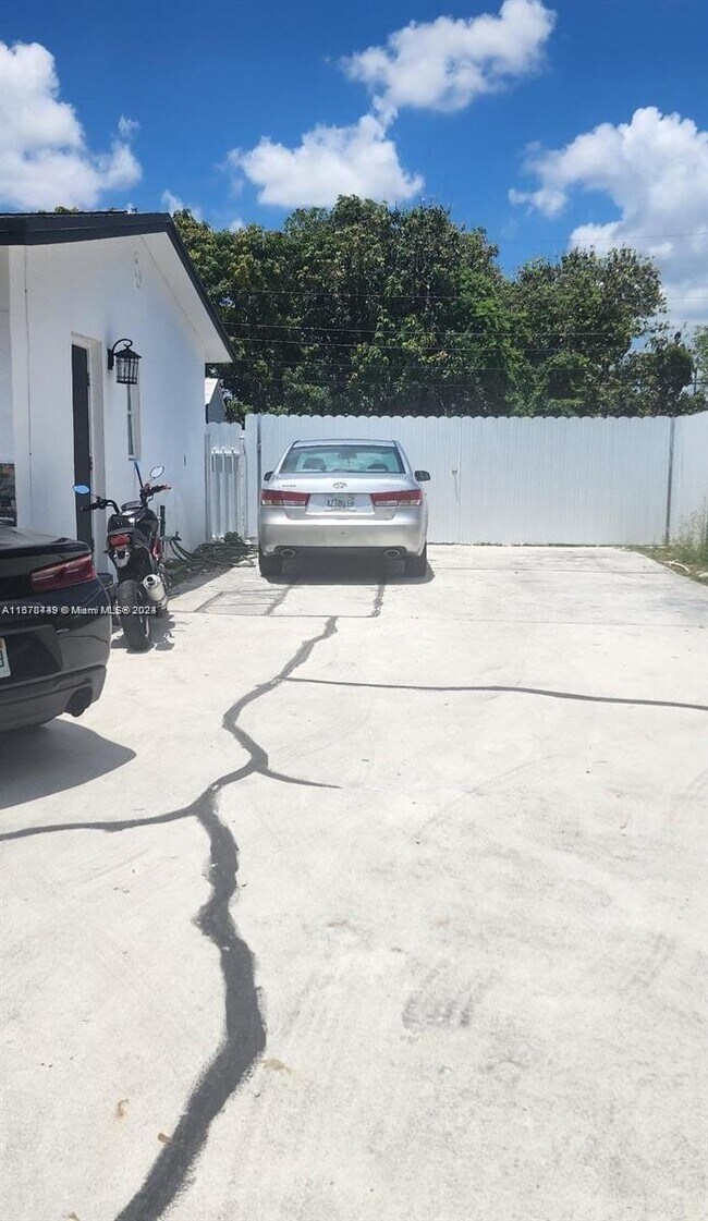 16920 NW 40th Ave-Unit -B in Miami Gardens, FL - Building Photo - Building Photo