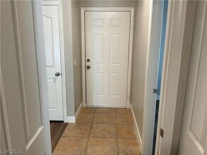 2635 S Durango Dr in Las Vegas, NV - Building Photo - Building Photo