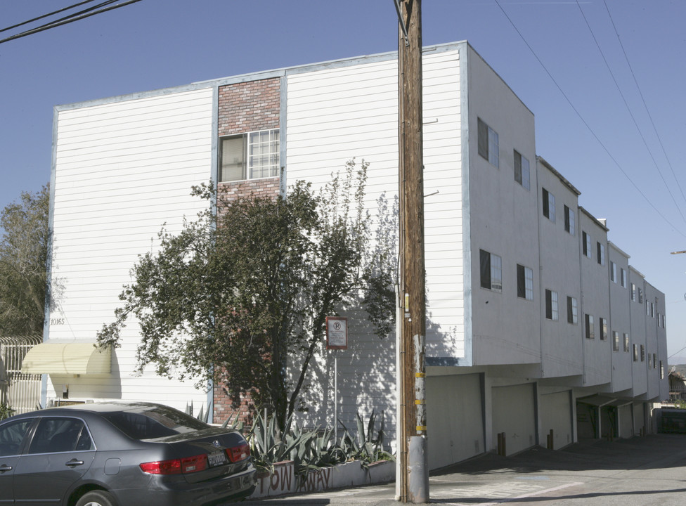 Pinewood Heights in Tujunga, CA - Building Photo