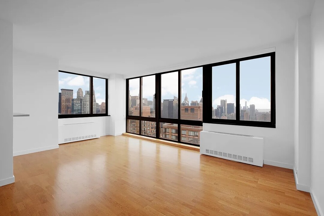 124 W 60th St, Unit 50A in New York, NY - Building Photo