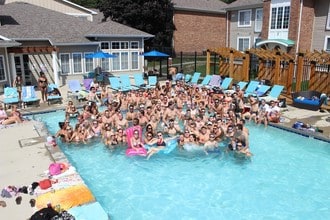 Campus Court at Knollwood in Kalamazoo, MI - Building Photo - Building Photo