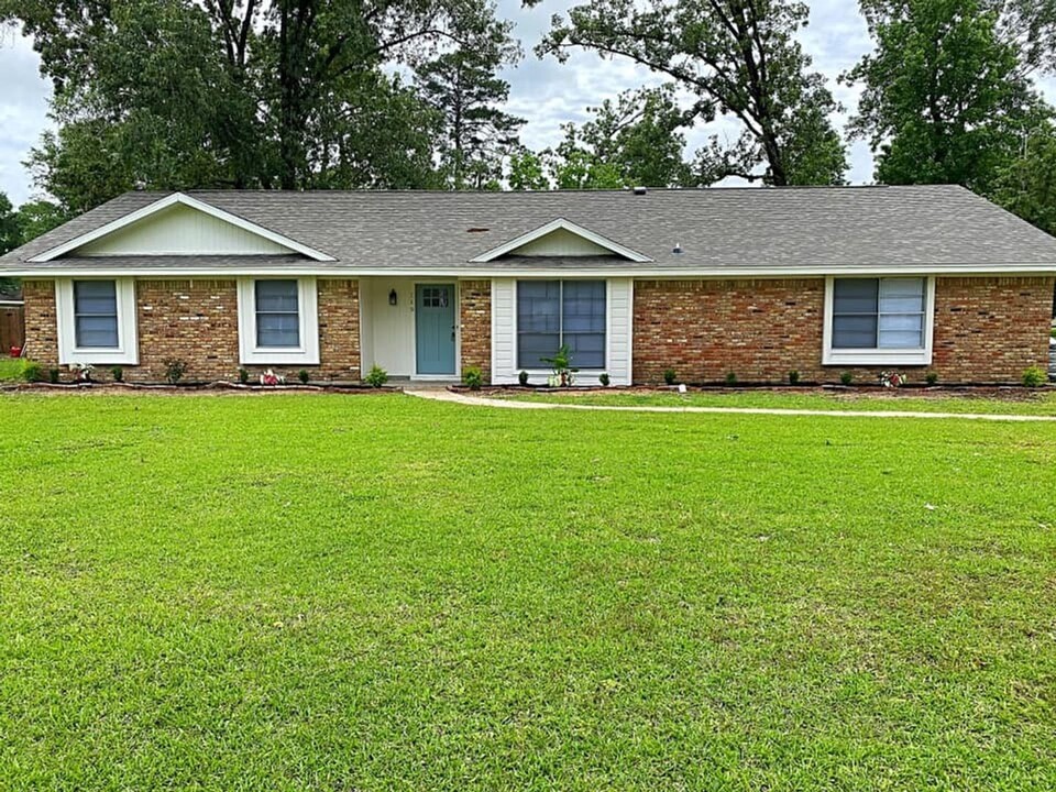 119 Pinevale Way in Sour Lake, TX - Building Photo