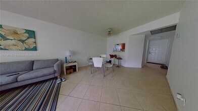 21904 Lake Forest Cir in Boca Raton, FL - Building Photo - Building Photo