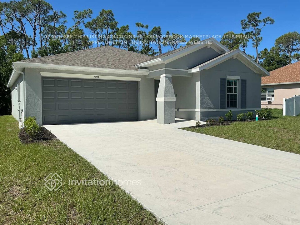 21237 Pemberton Ave in Port Charlotte, FL - Building Photo