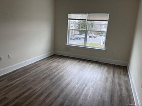 351 W Montauk Hwy in Lindenhurst, NY - Building Photo - Building Photo