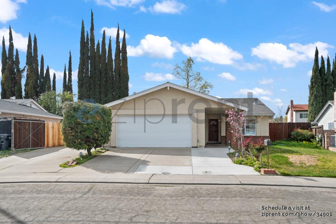 1105 Kapareil Dr in Tracy, CA - Building Photo