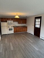 560 S Main St in Sheffield, MA - Building Photo