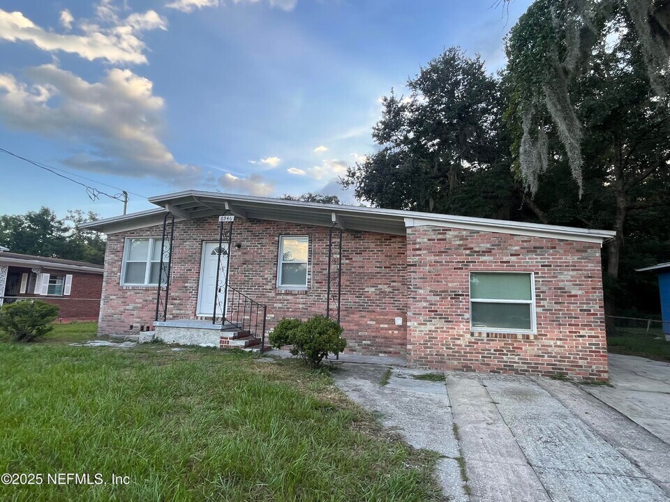 6946 W Virginia Ave in Jacksonville, FL - Building Photo