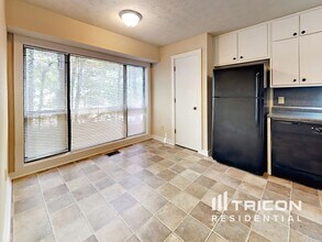 5054 Stoney Point Ln in Stone Mountain, GA - Foto de edificio - Building Photo