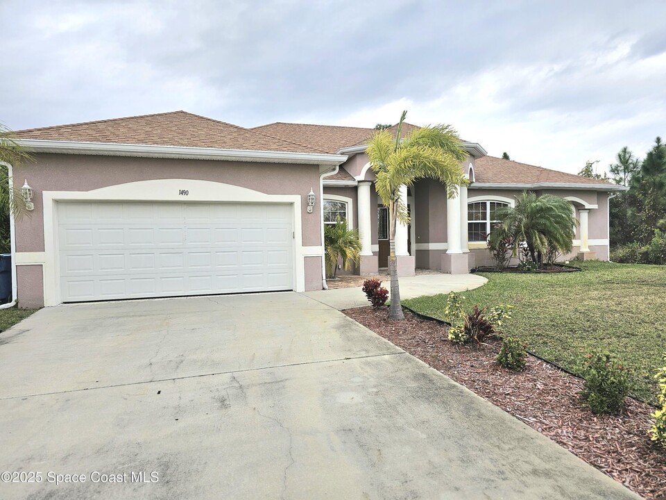 1490 Higbee St SE in Palm Bay, FL - Building Photo