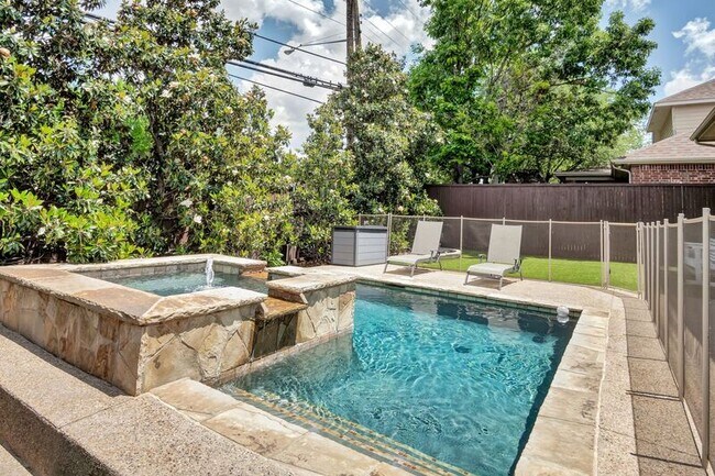 10817 Dixon Branch Dr in Dallas, TX - Building Photo - Building Photo