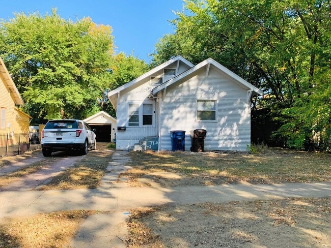 property at 216 W 12th Ave