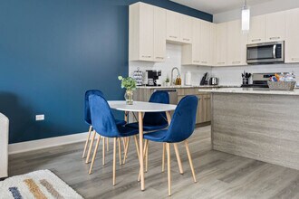 28294 Ferry Rd in Warrenville, IL - Foto de edificio - Building Photo